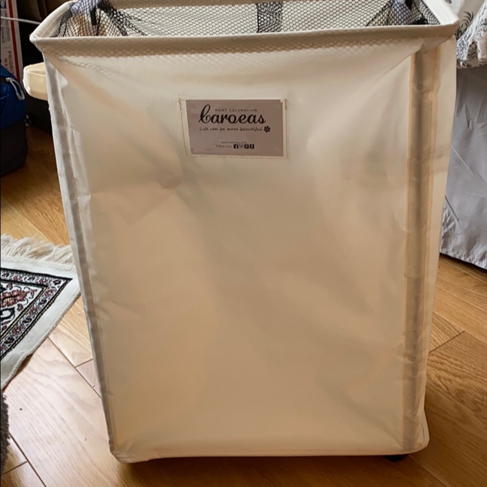 Laundry hamper with wheels